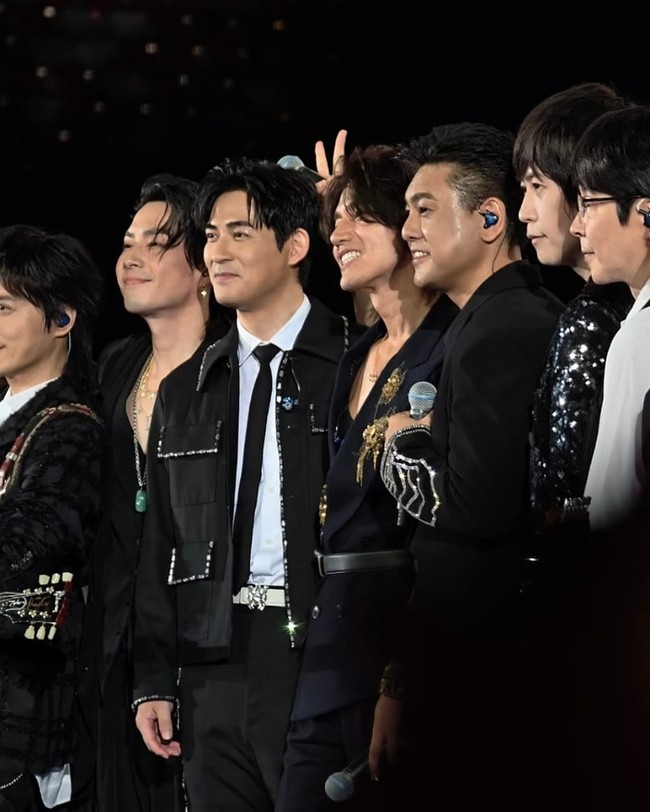 Personel boy band F4 mengejutkan penggemar dengan momen reuni kedua, sebagai tamu konser band rock Mayday. Setelah tampil di Taiwan, Sabtu (12/7/2025) lalu, F4 kembali muncul bersama di konser Mayday yang diadakan di Beijing, Minggu (27/7/2025). Foto: dok. Instagram @f4.indonesia