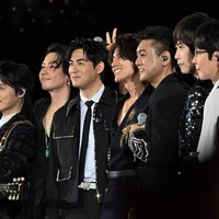 Personel boy band F4 mengejutkan penggemar dengan momen reuni kedua, sebagai tamu konser band rock Mayday. Setelah tampil di Taiwan, Sabtu (12/7/2025) lalu, F4 kembali muncul bersama di konser Mayday yang diadakan di Beijing, Minggu (27/7/2025). Foto: dok. Instagram @f4.indonesia