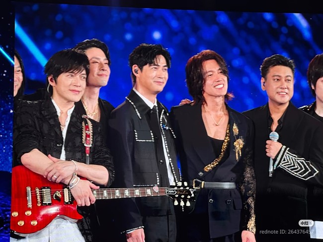 Penggemar setia F4 dari mancanegara sontak histeris, karena tak menyangka Jerry Yan, Vic Zhou, Ken Chu, dan Vanness Wu akan memberikan kejutan bertubi-tubi tahun ini. Mengingat F4 sudah dibubarkan pada tahun 2009. Mereka terakhir kali tampil bersama di Jiangsu TV Spring Festival Gala 2013. Foto: dok. Instagram @f4.indonesia