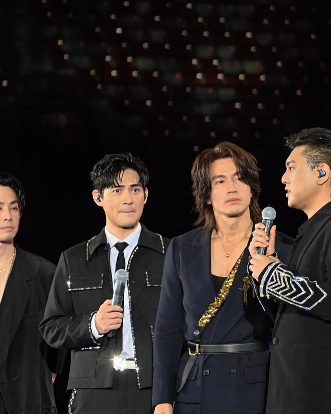 Untuk penampilan di konser Beijing, Vic Zhou, Ken Chu, dan Vanness Wu memilih kostum panggung serasi berupa setelan jas hitam. Sedangkan Jerry Yan tampak mengenakan setelan biru tua. Foto: dok. Instagram @f4.indonesia