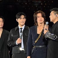 Untuk penampilan di konser Beijing, Vic Zhou, Ken Chu, dan Vanness Wu memilih kostum panggung serasi berupa setelan jas hitam. Sedangkan Jerry Yan tampak mengenakan setelan biru tua. Foto: dok. Instagram @f4.indonesia