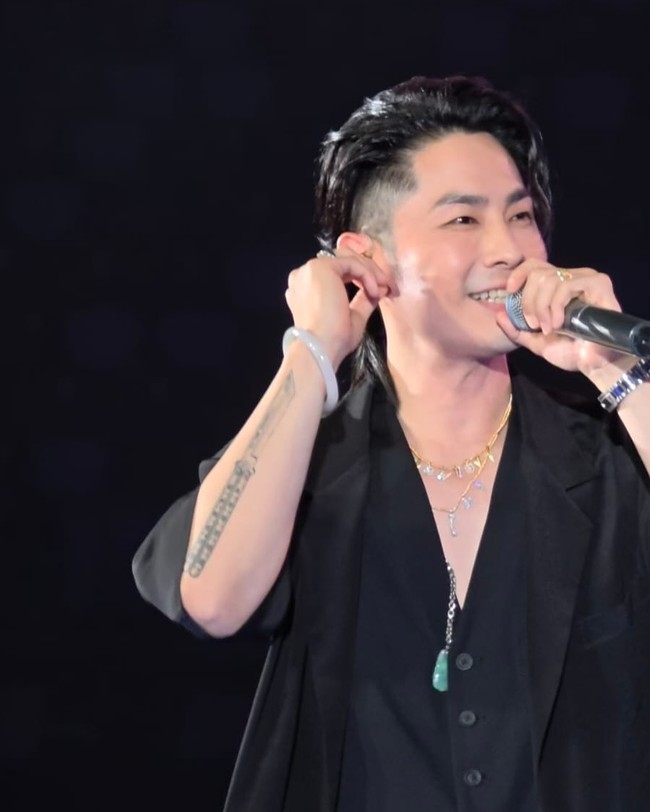 “harus diakui bahwa mereka memang sudah menua, tapi ... kok masih gantengggggg 😍😍😍😍” “Ken Zhu disini aura nya udah segeran... berkat semua fans yg setia dukung F4...😍😍” komentar sejumlah penggemar F4. Foto: dok. Instagram @f4.indonesia