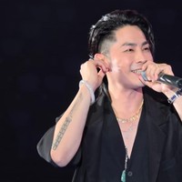 “harus diakui bahwa mereka memang sudah menua, tapi ... kok masih gantengggggg 😍😍😍😍” “Ken Zhu disini aura nya udah segeran... berkat semua fans yg setia dukung F4...😍😍” komentar sejumlah penggemar F4. Foto: dok. Instagram @f4.indonesia