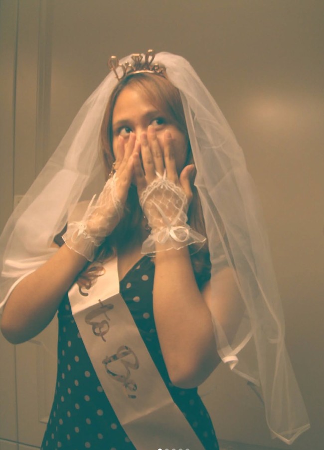 Dalam akun Instagram Nadin membagikan momen bridal showernya. Kenakan veil, sarung tangan, bando bertuliskan bride, serta selempang Bride to Be, penampilannya terlihat simpel dengan riasan tipis. Foto: Instagram/@cakecaine