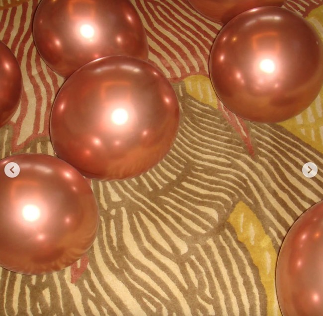 Lokasi acara juga dihiasi dengan balon-balon beerwarna pink kecoklatan. Foto: Instagram/@cakecaine