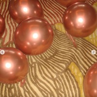 Lokasi acara juga dihiasi dengan balon-balon beerwarna pink kecoklatan. Foto: Instagram/@cakecaine