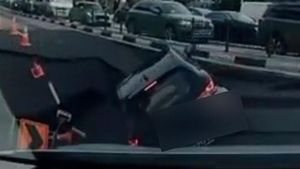 Video: Ngeri! Detik-detik Mobil Terperosok ke Lubang Besar di Singapura