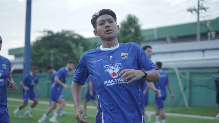 Para pemain Persib saat berlatih. Para pemain Persib saat berlatih.