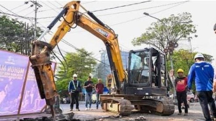 Plt Direktur Keuangan PDAM Makassar, Sulawesi Selatan (Sulsel), Nanang Supriyatno turun langsung meninjau pengerjaan proyek koneksi pipa Pabaeng-Baeng di Taman Segitiga.