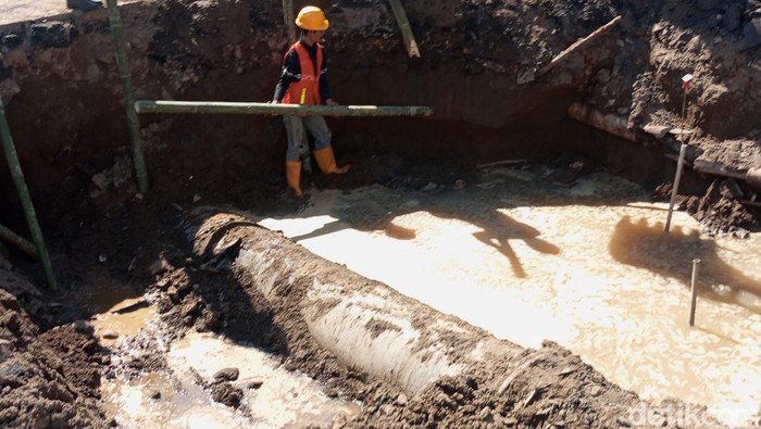 Teknisi PDAM Kota Makassar, Sulawesi Selatan (Sulsel) masih terus berjibaku mengerjakan proyek koneksi pipa Pabaeng-Baeng