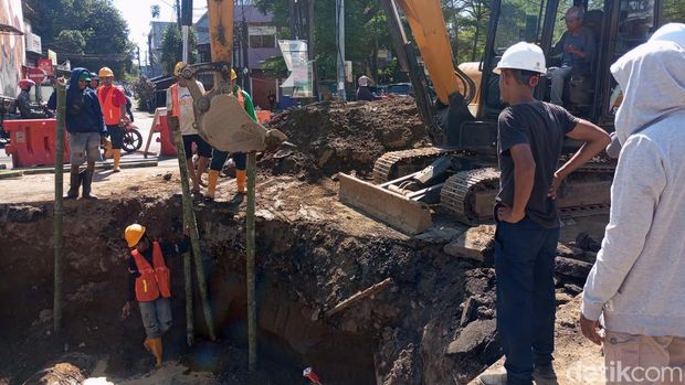 Teknisi PDAM Kota Makassar, Sulawesi Selatan (Sulsel) masih terus berjibaku mengerjakan proyek koneksi pipa Pa'baeng-Baeng