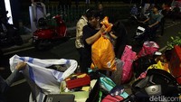 Pedagang menyelamatkan barang dagangan. Hingga saat ini, proses pemadaman api masih berlangsung. Akibat kebakaran, lalu lintas di sekitar lokasi macet total.