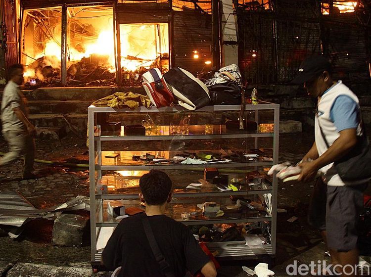 Pedagang Pasar Taman Puring Berjibaku Selamatkan Barang Dagangan