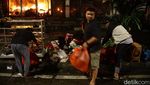 Pedagang Pasar Taman Puring Berjibaku Selamatkan Barang Dagangan