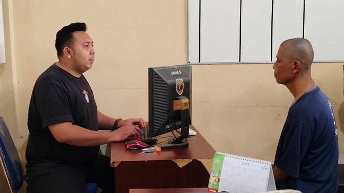 Pelaku pencabulan saat diperiksa do Polres Kuningan