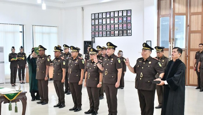 Pelantikan pejabat di lingkungan Kejati Jambi.