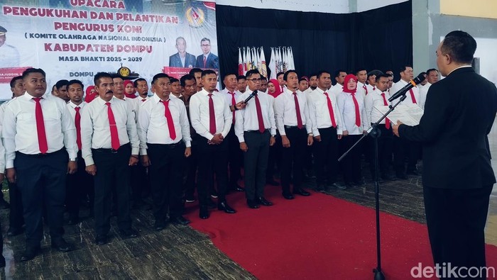 Mori Hanafi, Ketua KONI NTB yang juga anggota DPR RI melantik KONI Dompu periode 2025-2029 Senin (28/7/2025).