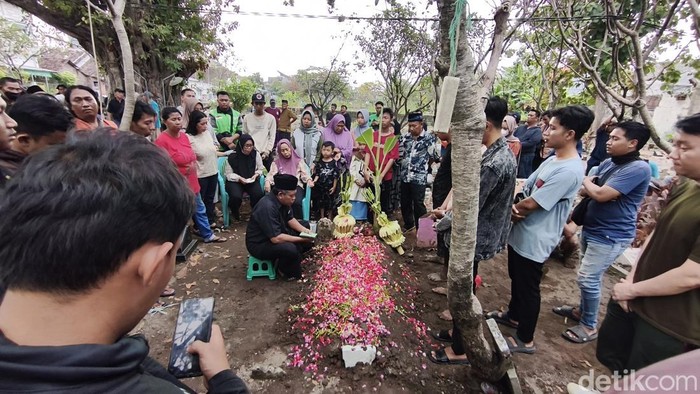 Pemakaman SAC, driver ojol wanita asal Sidoarjo yang diduga dibunuh dan jenazahnya dibungkus kardus dibuang di Gresik.