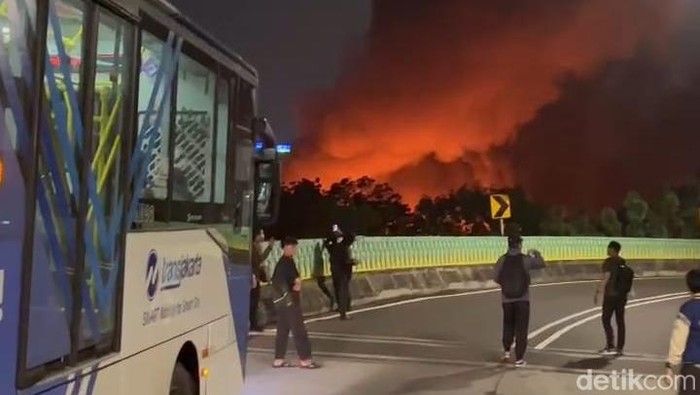 Penampakan kebakaran di Pasar Taman Puring dari Halte Mayestik, Jaksel