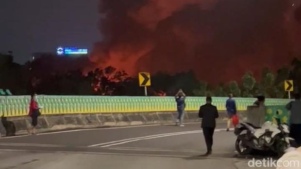 Penampakan kebakaran di Pasar Taman Puring dari Halte Mayestik, Jaksel
