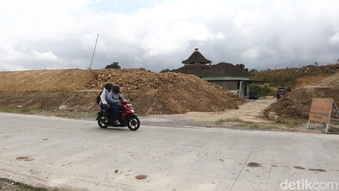 Penampakan Masjid At-Taubah yang masih berdiri kokoh di area tol Jogja-Solo, Mlati, Sleman, Senin (28/7/2025).