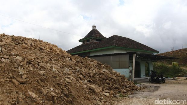 Penampakan Masjid At-Taubah yang masih berdiri kokoh di area tol Jogja-Solo, Mlati, Sleman, Senin (28/7/2025).