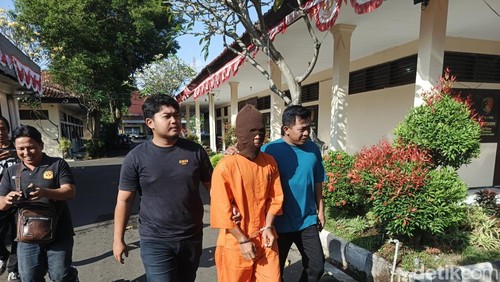 Tersangka penyalahgunaan BBM subsidi saat digiring petugas kepolisian Polres Jembrana, Senin (28/7/2025). (I Putu Adi Budiastrawan/detikBali).