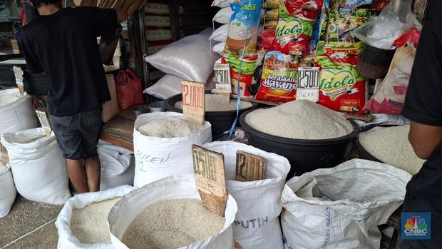 Penyaluran bantuan beras Stabilisasi Pasokan dan Harga Pangan (SPHP) belum menjangkau seluruh pasar di Indonesia, terutama di Pasar Minggu, Jakarta Selatan, Senin (28/7/2025). (CNBC Indonesia/Chandra Dwi Pranata)