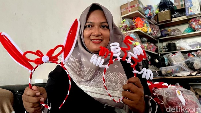 Perajin Bando Merah Putih di Mojokerto Perajin Bando Merah Putih di Mojokerto