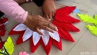 Pesanan bado merah putih buatan perajin asal Mojokerto ini, datang dari luar kota..