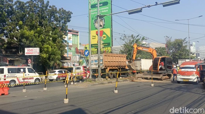 Suasana Jalan Brigjen Sudiarto Semarang yang saat ini tengah diperbaiki, Senin (28/7/2025).