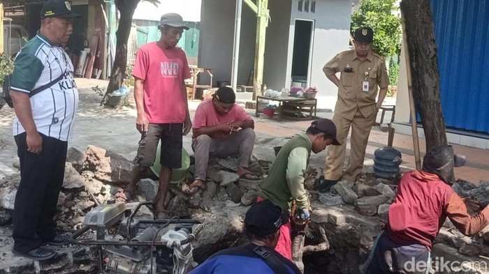 Jalan Mayor Kusmanto Klaten yang ambles berlubang akhirnya diperbaiki pada Senin (28/7/2025)
