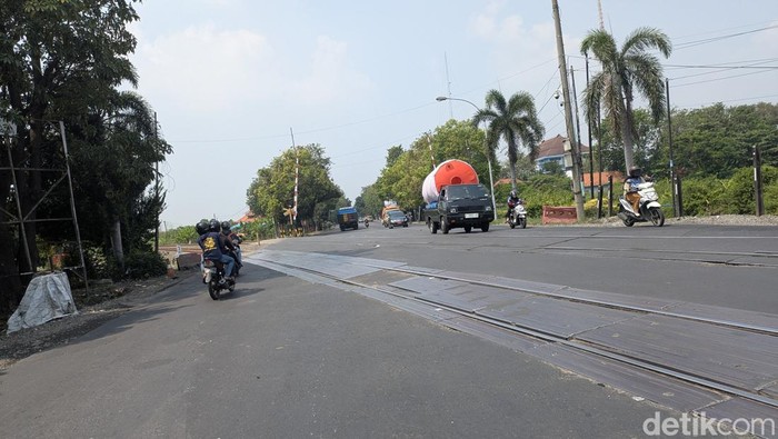 Perlintasan rel KA di dekat Terminal Lamongan
