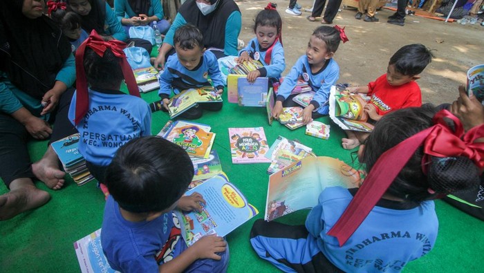 Perpustakaan Keliling di Sidoarjo Dorong Minat Baca Anak Petugas mendampingi anak memilih buku di Mobil Perpustakaan Keliling di Sidoarjo, Jawa Timur, Senin (28/7/2025). Kegiatan perpustakaan keliling tersebut bertujuan meningkatkan minat literasi anak, memperluas pengetahuan dan menumbuhkan rasa cinta buku. ANTARA FOTO/Umarul Faruq