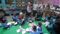 Sejumlah anak membaca buku di Mobil Perpustakaan Keliling di Sidoarjo, Jawa Timur, Senin (28/7/2025). ANTARA FOTO/Umarul Faruq