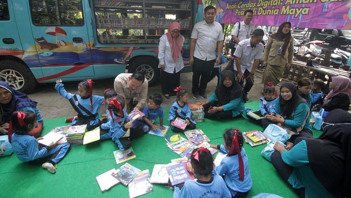 Perpustakaan Keliling di Sidoarjo Dorong Minat Baca Anak Petugas mendampingi anak memilih buku di Mobil Perpustakaan Keliling di Sidoarjo, Jawa Timur, Senin (28/7/2025). Kegiatan perpustakaan keliling tersebut bertujuan meningkatkan minat literasi anak, memperluas pengetahuan dan menumbuhkan rasa cinta buku. ANTARA FOTO/Umarul Faruq