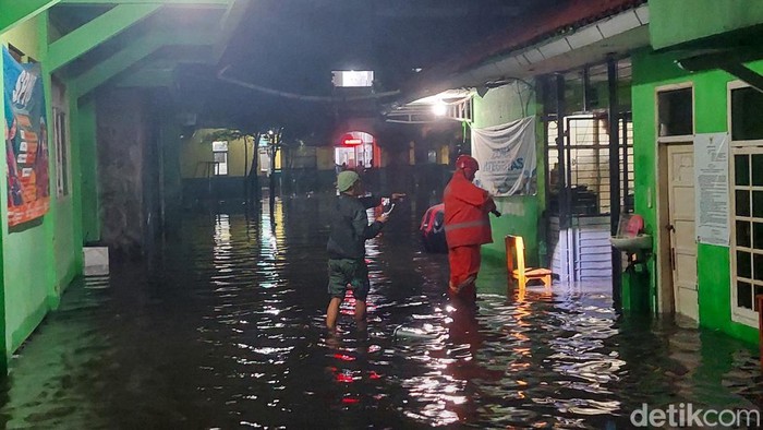 Petugas BPBD cek lokasi banjir di Cimahi Selatan