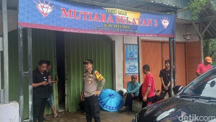 Petugas cek lokasi toko perhiasan yang menjadi target pencurian di Sindangbarang, Cianjur