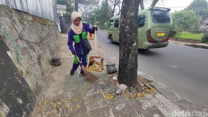 Petugas kebersihan di Ciamis atau Pasukan Ungu membersihkan trotoar jalan setiap hari..