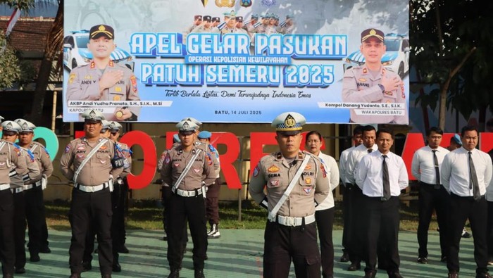 Petugas kepolisian saat apel di Mapolres Batu