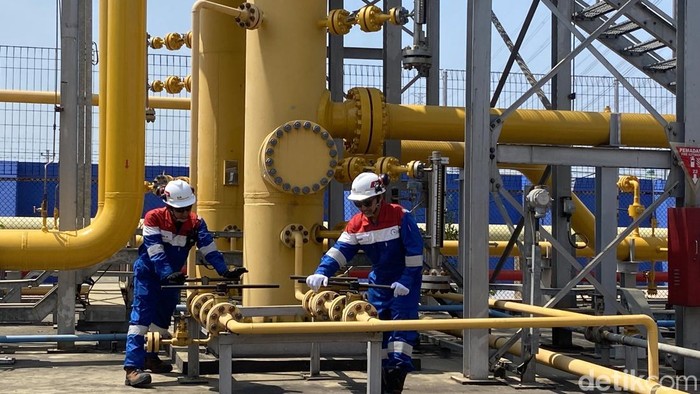 Petugas meninjau instalasi di Kantor Kalimantan Jawa Gas yang berlokasi di Kawasan Industri Tambaklorok, Kecamatan Semarang Utara, Kota Semarang, Senin (28/7/2025).