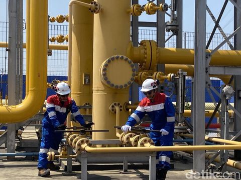 Petugas meninjau instalasi di Kantor Kalimantan Jawa Gas yang berlokasi di Kawasan Industri Tambaklorok, Kecamatan Semarang Utara, Kota Semarang, Senin (28/7/2025).