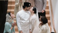Ini momen Pevita Pearce akhirnya menikah dengan Mirzan Meer. Mereka memakai busana putih di momen yang terjadi 20 Oktober 2024. (Foto: dok Instagram pevpearce)