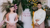 Ini momen Pevita Pearce dilamar Mirzan Meer. Pevita mengenakan kebaya modern berwarna peach. (Foto: dok Instagram pevpearce)