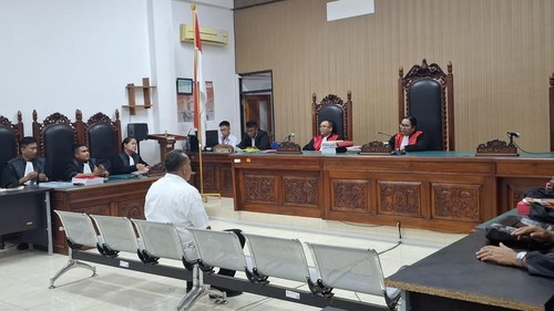 Plt Kabiro Umum Setda NTT, Erik Benediktus Mella (53), menjalani persidangan di PN Kelas 1A Kupang, Senin (28/7/2025) terkait kasus penganiayaan istrinya hingga tewas. (Yufengki Bria/detikBali)