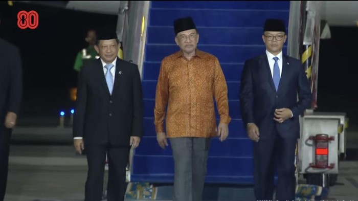 PM Anwar Ibrahim tiba di Lanud Halim Perdanakusuma, Jakarta.