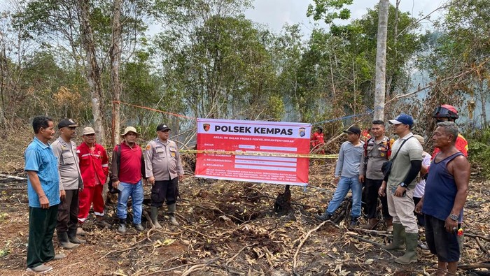 Polisi menangkap pelaku yang menyebabkan kebakaran hutan di Inhil, Riau meluas, Minggu (27/7/2025).