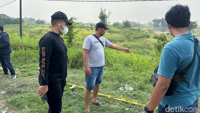Polisi saat melakukan olah TKP pembunuhan driver ojol wanita asal Sidoarjo yang dibuang di Kedamean, Gresik.