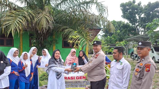 Polres Dumai memasifkan gerakan penanaman pohon dengan mengajak pelajar MAN dan SMP, Senin (28/7/2025).