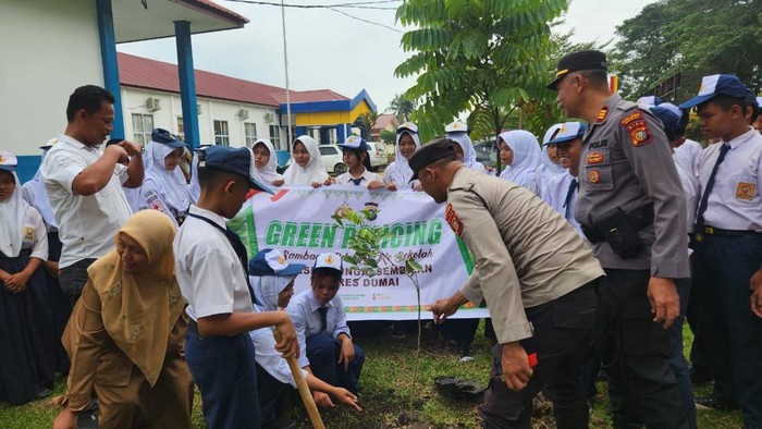 Polres Dumai memasifkan gerakan penanaman pohon dengan mengajak pelajar MAN dan SMP, Senin (28/7/2025).